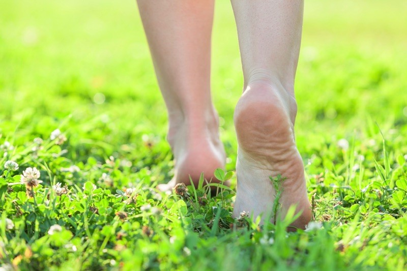 MARCHER PIEDS NUS POUR PUISER L’ÉNERGIE DE LA NATURE