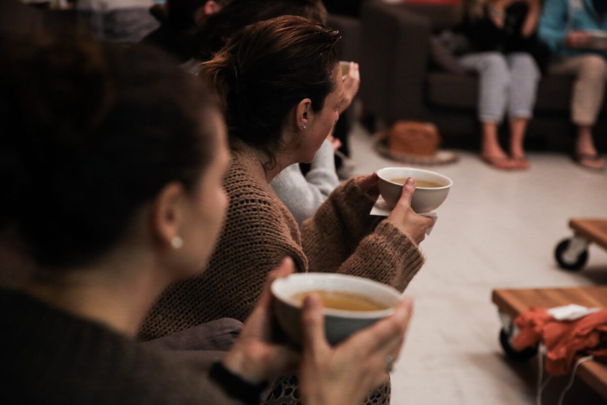Jeûner seul ou en groupe, quelles différences ?